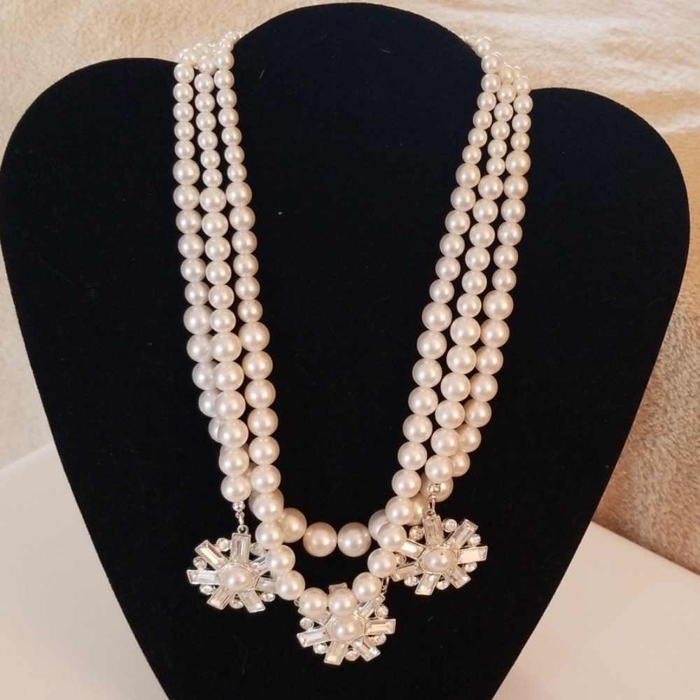Darling pearl necklace!